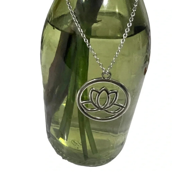 Green Vase‎ With Removable Chain 8” - Picture 3 of 4